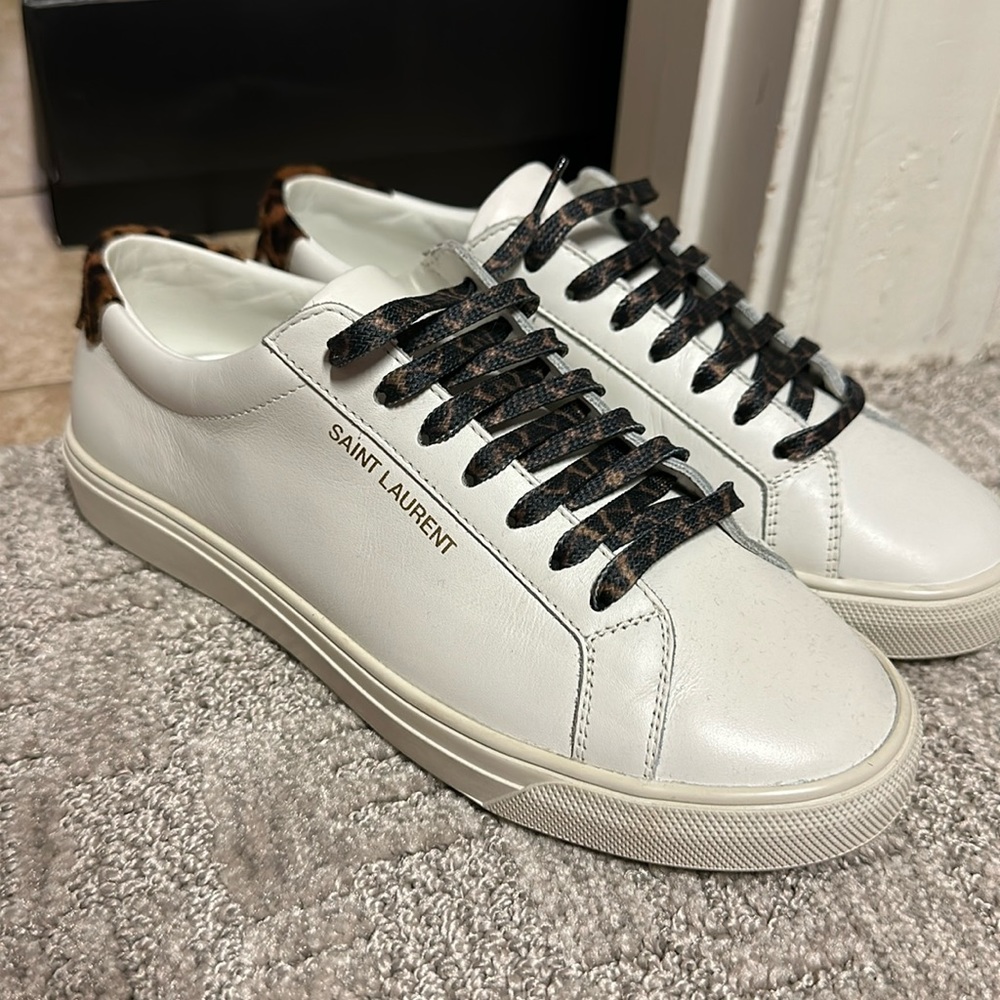 White tennis shoes